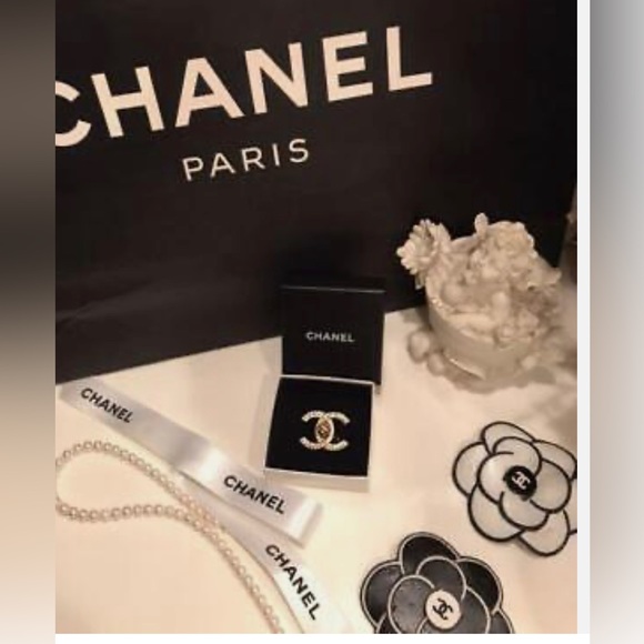 Chanel Pre-Owned
97P CC Turn-lock Crystal Brooch ❤️‍🔥 - Picture 8 of 9